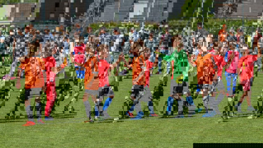  Der Nachwuchs schenkte sich auf dem Fussballplatz nichts - doch nach den Partien reichte man sich freundschaftlich die Hand. 