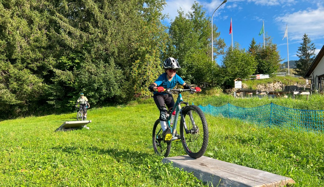 Schwungvoll im Eggewäldli unterwegs: Die Begegnungszone in Wildhaus feiert am Samstag den Auftakt in die warme Jahreszeit. 