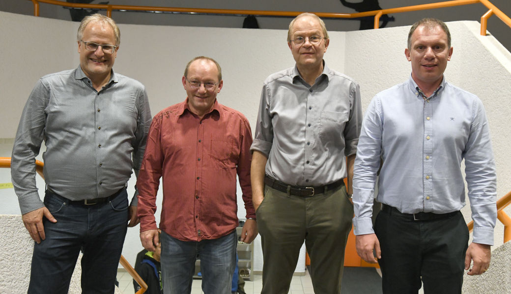 Gemeindepräsident Edi Neuhaus, Pfarrer Jörg Drafehn, Historiker Werner Hagmann und Filmemacher Andreas Krättli (von links) freuen sich an der Filmpremiere.