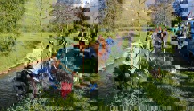 Belohnung für Verzicht auf Alkohol und Drogen: Jugendliche pflanzen «Kodex-Bäume» am Binnenkanal