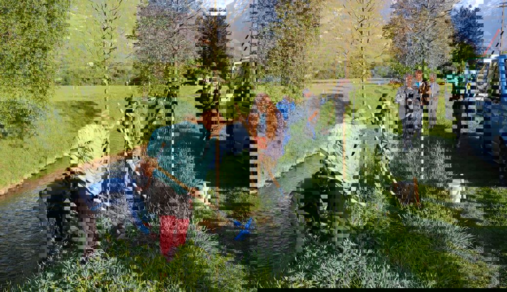  Acht Jugendliche durften am Werdenberger Binnenkanal ihren eigenen Kodex-Baum pflanzen. Sie packten an und tragen damit dazu bei, dass entlang des Gewässers wieder eine Allee entsteht. 