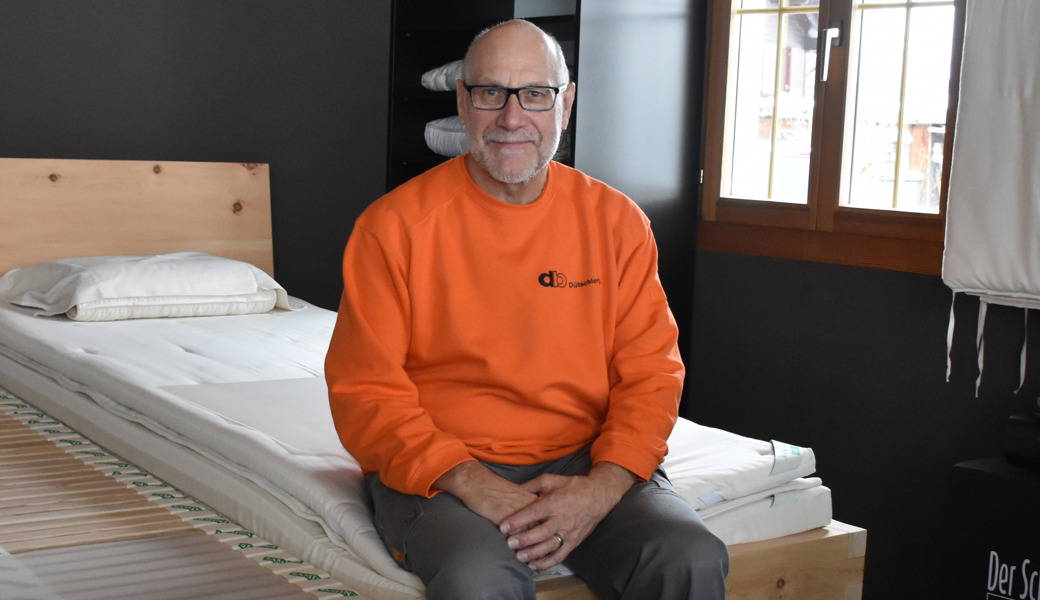 «Sich auszuruhen ist auch wichtig», meint Hansueli Dütschler schmunzelnd, als er auf dem geschreinerten Bett Platz nimmt.