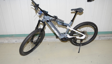 Unbekannte stehlen E-Bikes aus Fahrradgeschäft