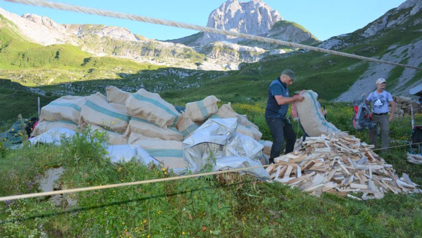 Das von den älteren SAC-Mitgliedern vorbereitete Holz musste ab der Chreialp zur Zwinglipasshütte hochgetragen werden. Das von den älteren SAC-Mitgliedern vorbereitete Holz musste ab der Chreialp zur Zwinglipasshütte hochgetragen werden.