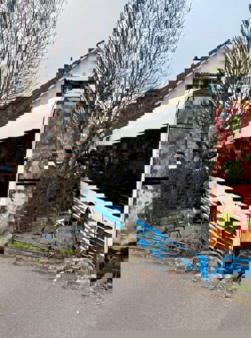 Linienbus kracht in Gartenwirtschaft einer Bäckerei