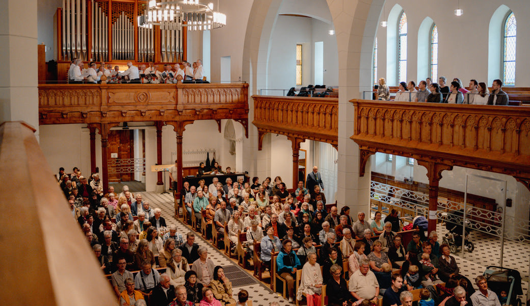 Voll besetzt: Die Kircheneinweihung brachte das Publikum zum Staunen. 