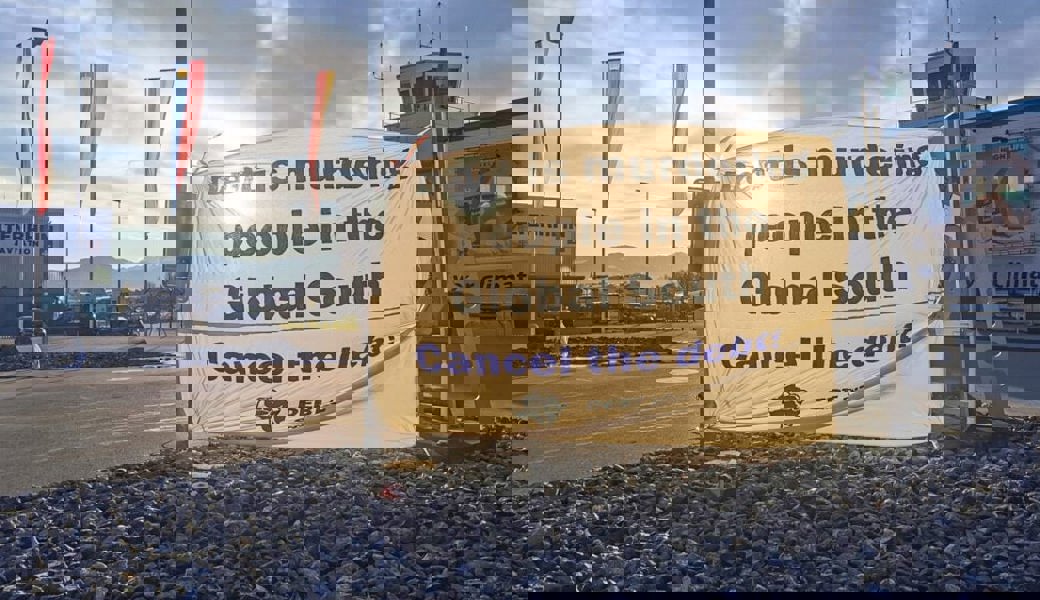  Die Aktivistinnen und Aktivisten machen mit Transparenten auf ihre Anliegen aufmerksam. Bilder: Bilder: rheintaler.ch/Yann Lengacher