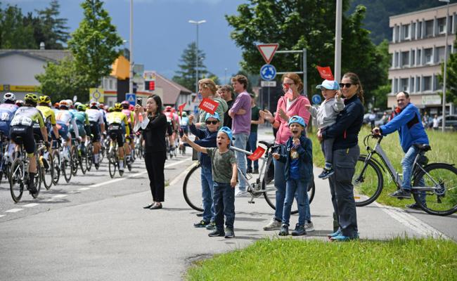 Tour de Suisse: Geschenke jagen und Fahrer anfeuern