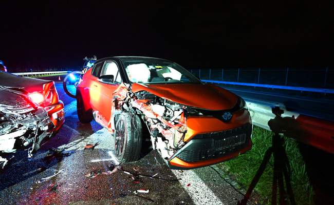 Alkoholisierte 20-Jährige crasht in Leitplanken - dann fährt ein 73-jähriger ins Unfallauto
