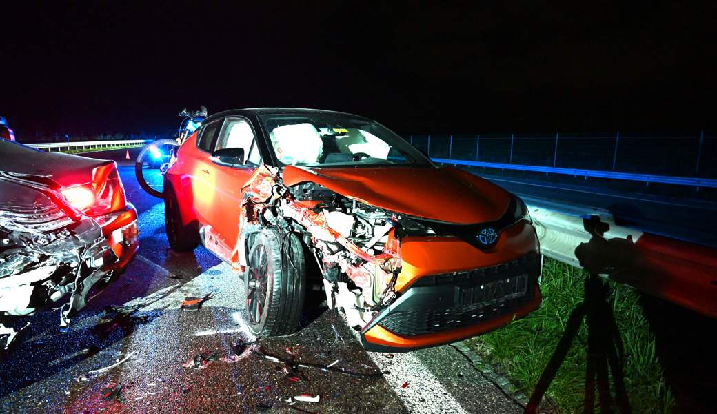 Die 20-jährige Fahrerin des erstverunfallten Autos war alkoholisiert. Der Fahrer des folgenden Autos konnte nicht mehr rechtzeitig bremsen.