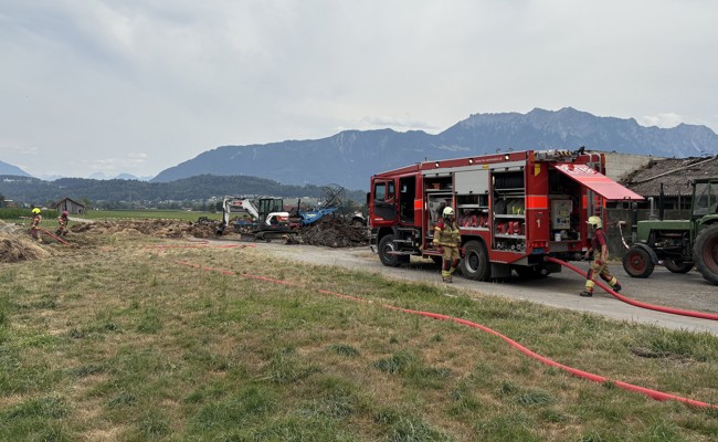 Rauchender Heuhaufen beschäftigt Feuerwehr erneut
