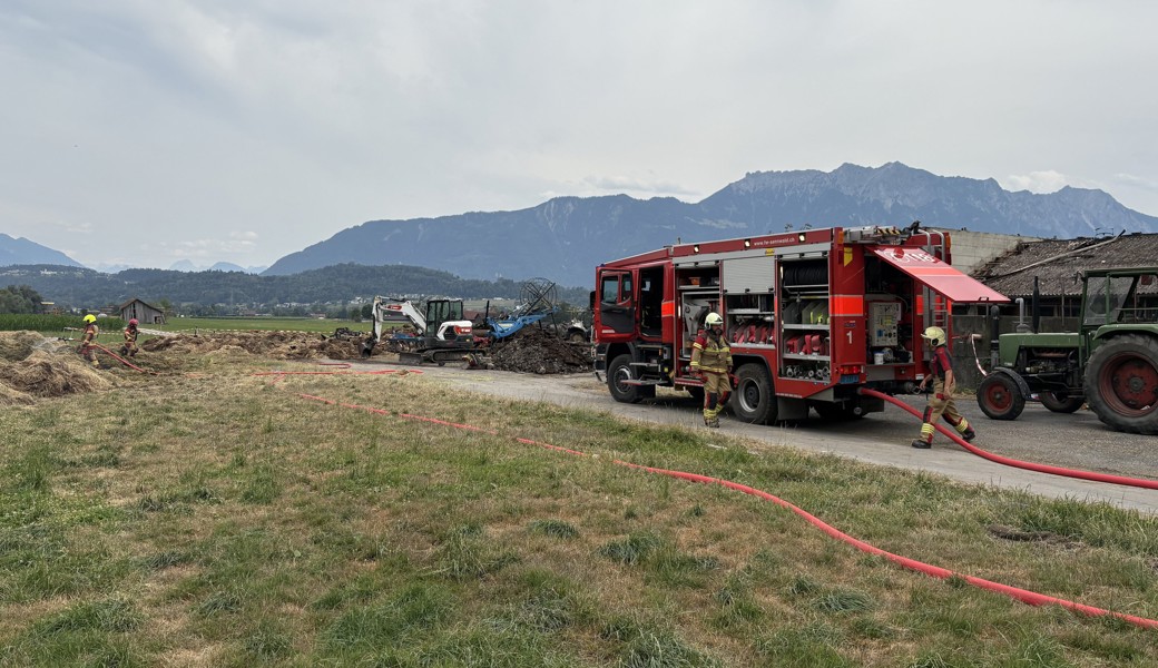 Rauchender Heuhaufen beschäftigt Feuerwehr erneut