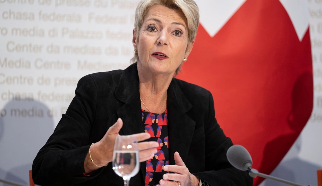 Bundespräsidentin Karin Keller-Sutter spricht an der Medienkonferenz zu den Abstimmungsergebnissen, am Sonntag, 28. September 2025, in Bern. 