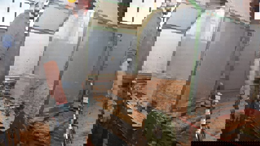  Ein Mitarbeiter bedient gleichzeitig vier Produktionsmaschinen.