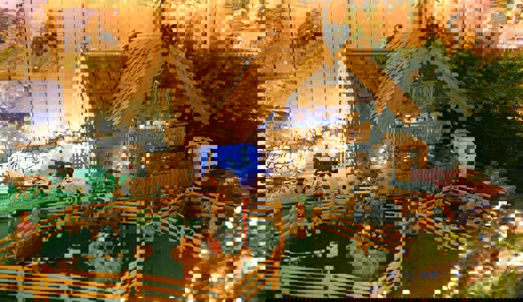  Das Adventsfenster des Eulenhofs, Stig 14, beheimatet zahlreiche Tiere.