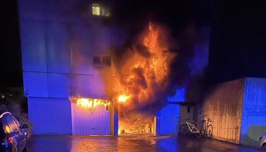 Brand in Garagenbox: Mehrfamilienhaus evakuiert