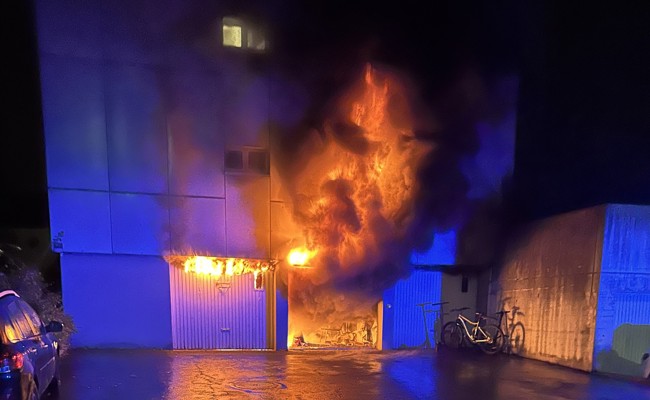 Brand in Garagenbox: Mehrfamilienhaus evakuiert