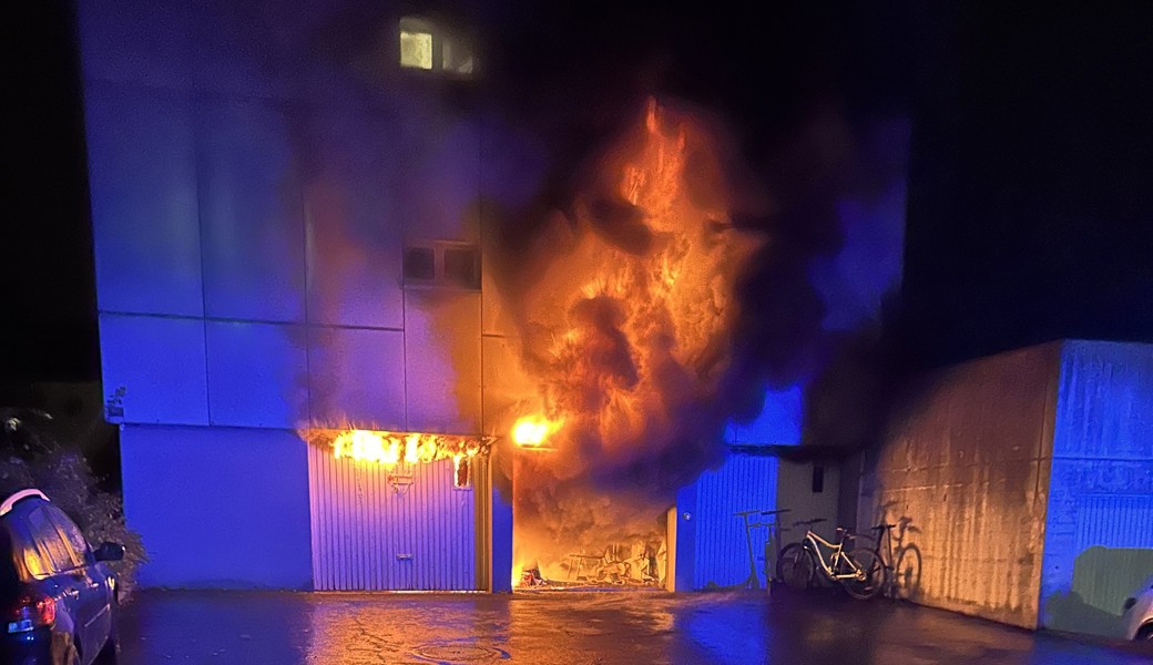 Brand in Garagenbox: Mehrfamilienhaus evakuiert