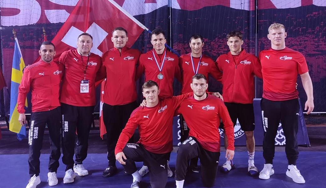 Die beiden RCOG-Ringer mit dem Schweizer Nationalteam: Zogg (hinten zweiter von rechts) und Vetsch (vorne rechts) starteten in Nizza ins Wettkampfjahr 2025