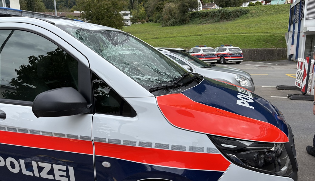 Das Patrouillenfahrzeug der Landespolizei war nach dem Vorfall nicht mehr fahrbereit.