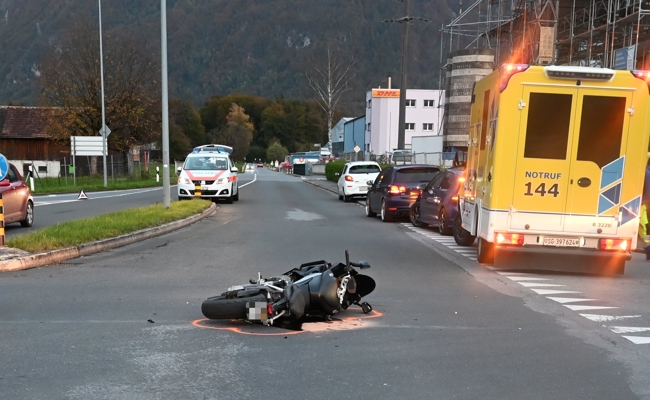Kollision an Hofstrasse-Kreuzung: 18-Jähriger verletzt ins Spital gebracht