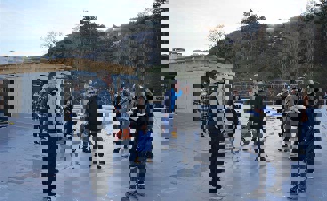 Mitarbeitende begutachteten den Baufortschritt des neuen Pflege- und Betreuungszentrums