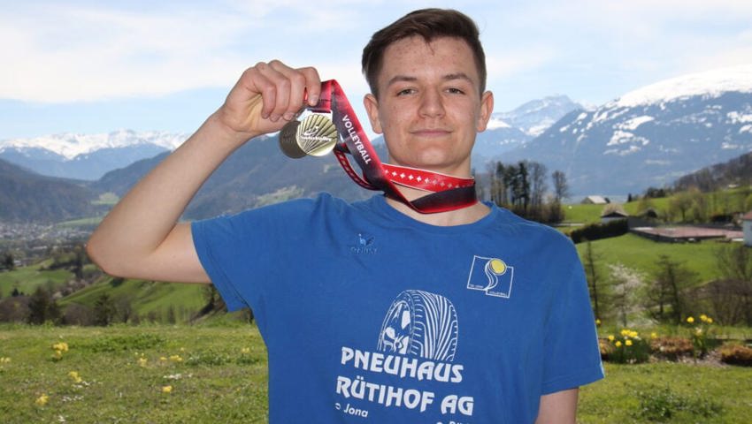  1. Mai: Volleyballspieler Elias Auer aus Oberschan gewinnt als Libero mit dem TSV Jona die U18-Schweizer-Meisterschaft. 