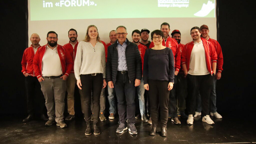 Die Sieger des W&O-Sportpreis 2022 sind (vorne von links): Elisabeth Santner bei den Sportlerinnen, Christoph Dürr, vertreten durch seinen Vater Josef, bei den Sportlern, Bettina Nadig mit ihrem Gatten René (abwesend wegen einer Operation) erhielten den Raiffeisen-Ehrenpreis sowie im Hintergrund der Pontonierfahrverein Buchs, die Mannschaft des Jahres. 