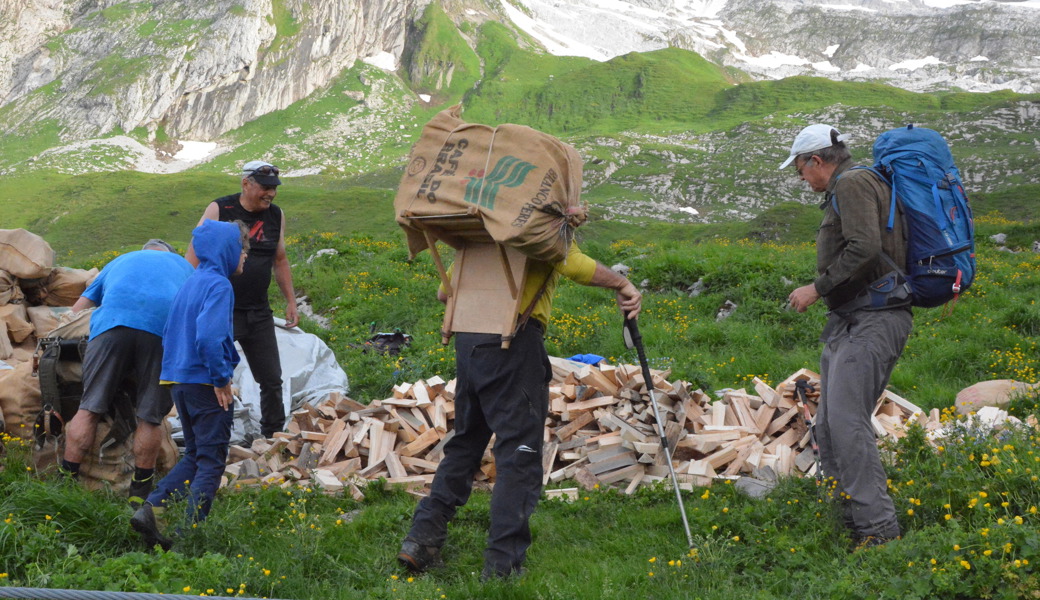Acht Tonnen Material, davon fünf Tonnen Holz, mussten auch dieses Jahr hoch zur Zwinglipasshütte getragen werden.