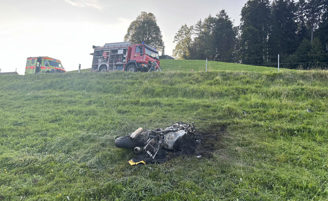 Schwerer Motorradunfall auf der Stossstrasse: Zwei Tote und ein Schwerverletzter