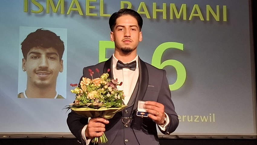 Ismael Rahmani aus Niederuzwil hatte allen Grund zur Freude, leistete er doch die beste Praktische Arbeit an der QV-Prüfung, was nicht nur zur Note 5,6 reichte, sondern auch zu einem Blumenstrauss samt Goldvreneli. 