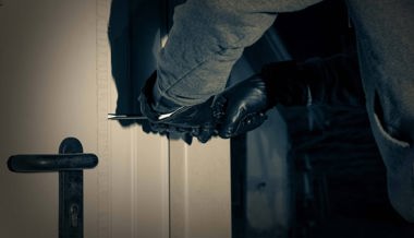 Bargeld und eine Fotokamera bei Einbruch in Einfamilienhaus gestohlen