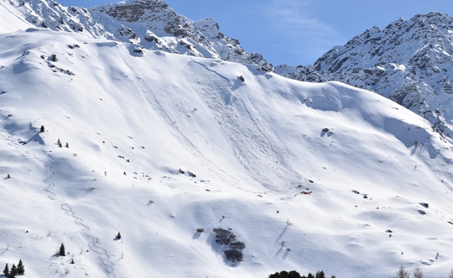 Lawinenhund spürt in Arosa einen verschütteten Mann auf