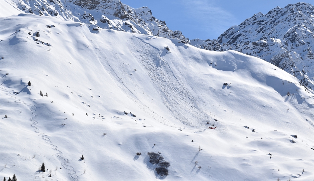 Lawinenhund spürt in Arosa einen verschütteten Mann auf