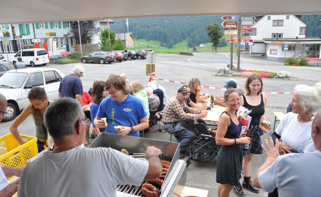 Beziehungspflege stand im Zentrum beim Redaktionswagen mit Wurst und Getränk