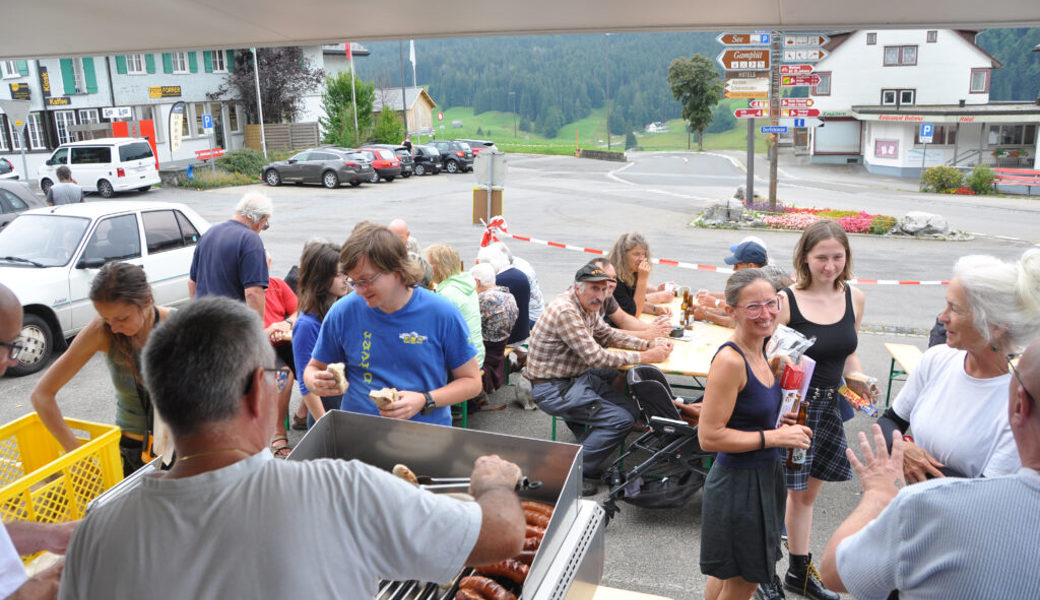  Grossandrang und voll belegte Sitzplätze beim Dorfplatz: Der W&amp;O-Redaktionswagen in Wildhaus zog am Mittwochabend zahlreiche Besucherinnen und Besucher unterschiedlichen Alters an. 