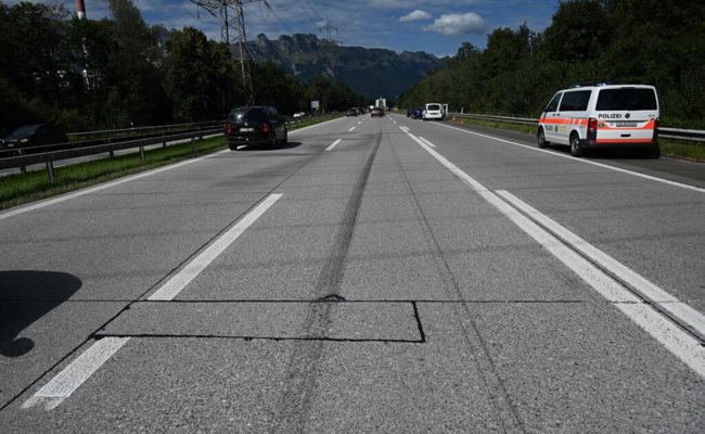 Drei Autos in Unfall auf der Autobahn verwickelt, ein Mann verletzte sich dabei