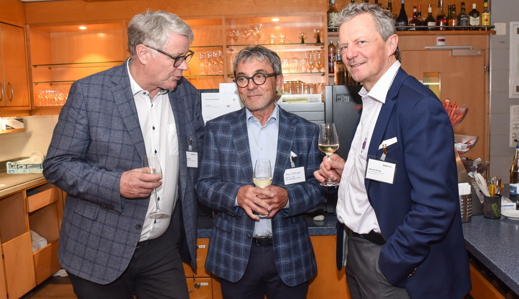  Roland Stump (rechts), Verwaltungsratspräsident der Buchs Medien AG, im Gespräch mit Verwaltungsrat Urs Schneider (links) und Rolf Zollinger. Bilder: Heini Schwendener