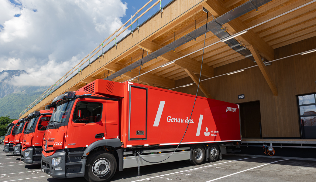 Ein Teil der Lastwagen fährt mit Strom.