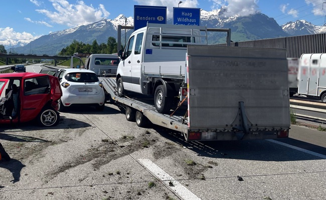 Dreifachkollision auf der Überholspur