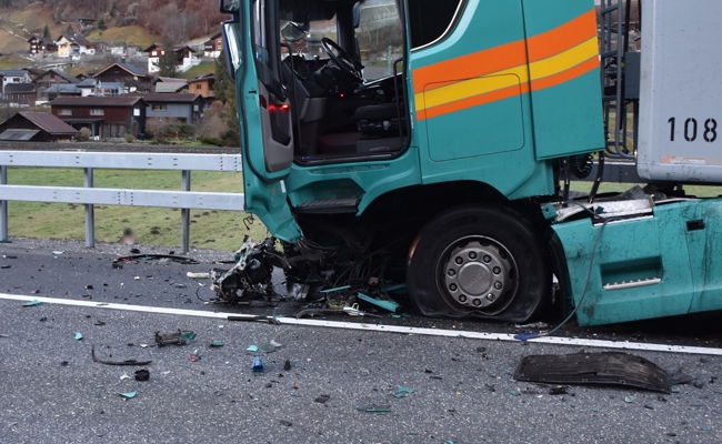 Frontalkollision fordert zwei Todesopfer