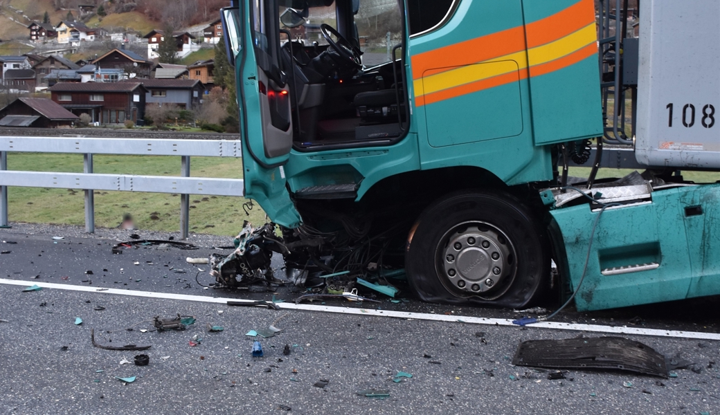 Frontalkollision fordert zwei Todesopfer