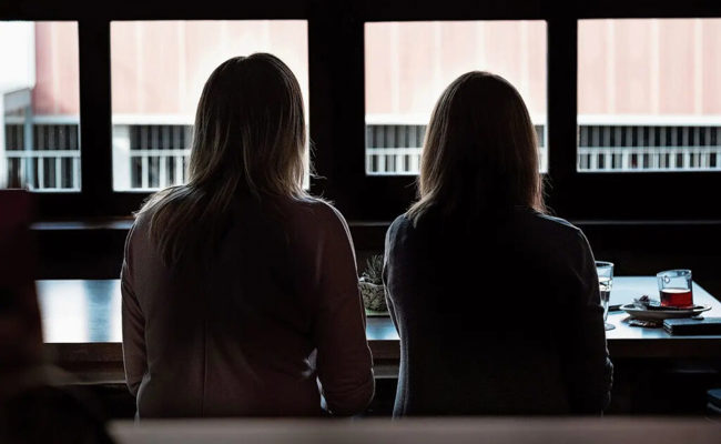 «Es schnürt die Luft zum Atmen ab»: Zwei Ukrainerinnen helfen Angehörigen von der Schweiz aus