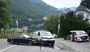 Zwei Verletzte nach Kollision von Auto und Lieferwagen
