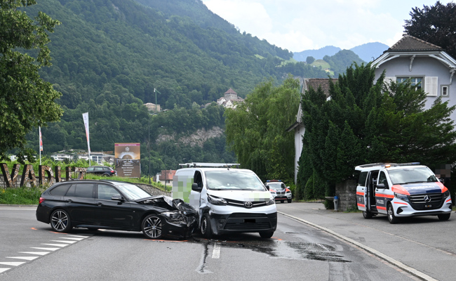 Zwei Verletzte nach Kollision von Auto und Lieferwagen