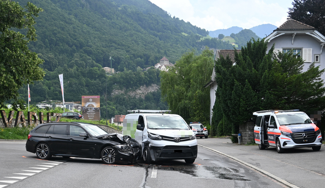 Die beiden Mitfahrer des Lieferwagens wurden verletzt. 