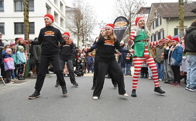 Musik, Markt und Weihnachtsfreude beim Geschenksonntag
