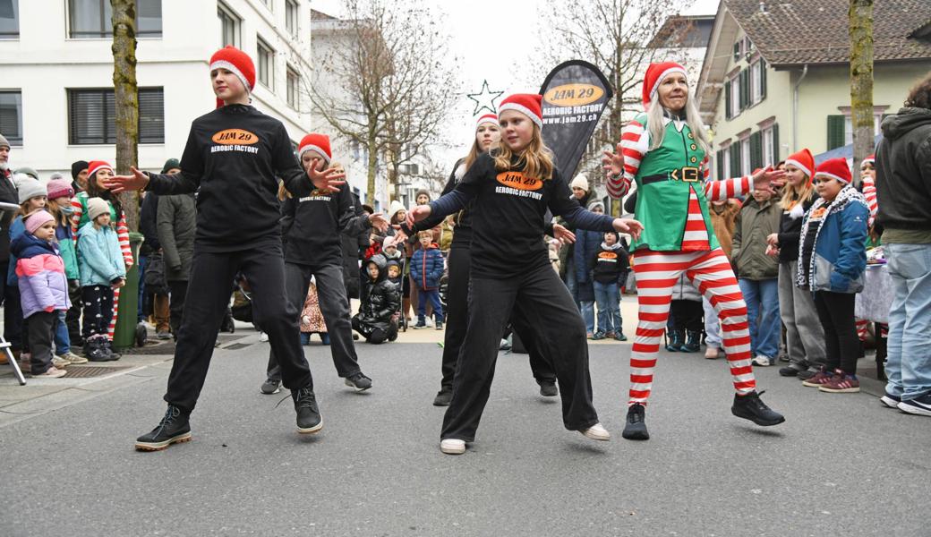 Musik, Markt und Weihnachtsfreude beim Geschenksonntag