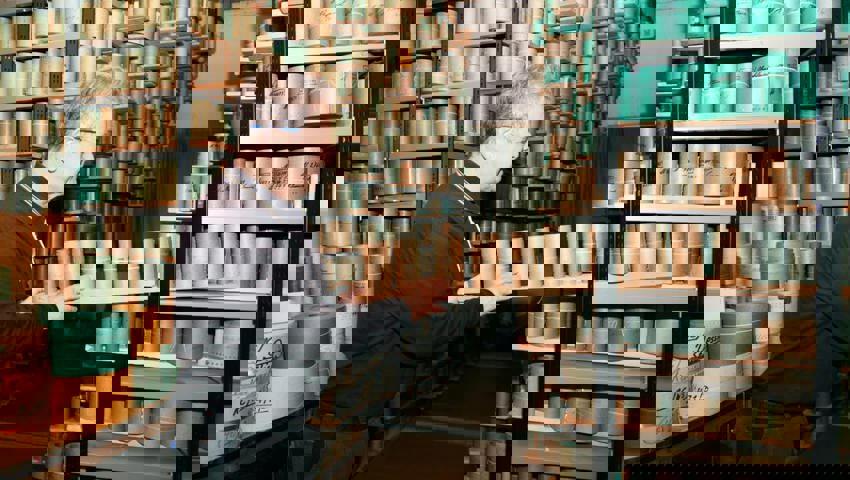  Über 30000 alte Lochkarten mit Dessins sind eingelagert.