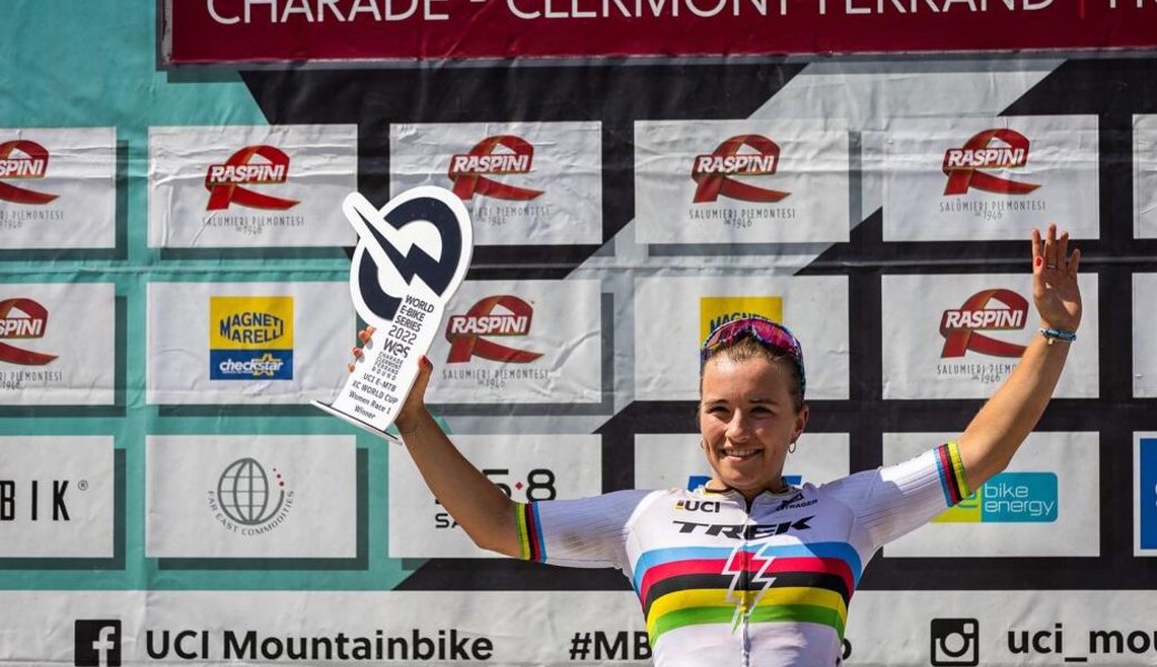  Doppelter Jubel: Nicole Göldi gewinnt beide E-Mountainbike-Weltcuprennen in Clermont Ferrand (Frankreich). 